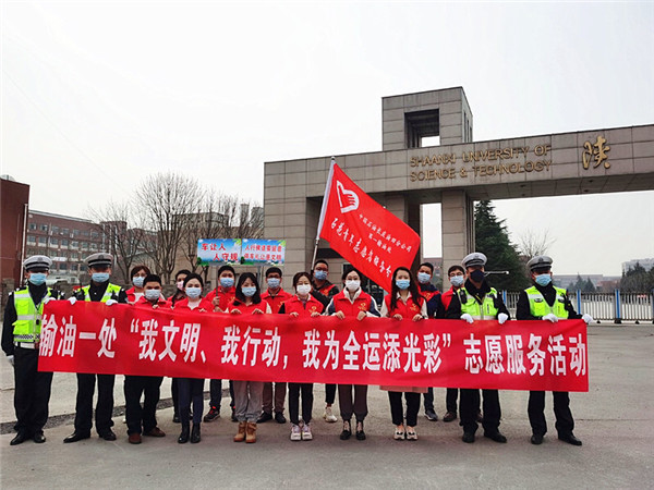 長慶油田輸油一處志願者服務扮靚交通文明“風景線”