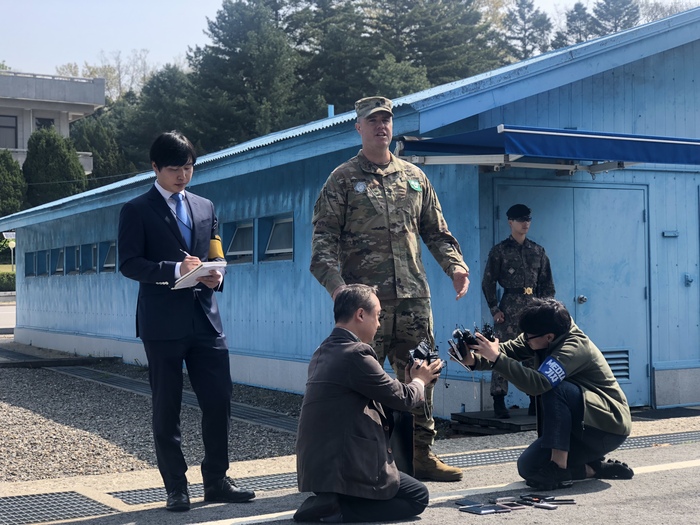 图片默认标题_fororder_为联合国军司令部共同警备区警备大队大队长西恩·莫罗 中校接受记者的联合采访