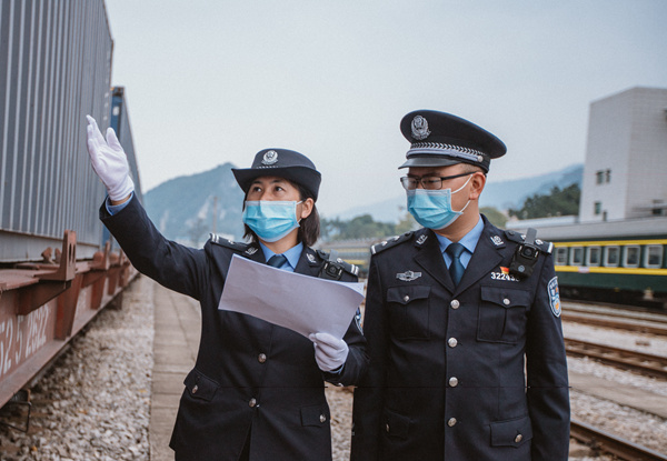 “國門警花”築起雄關鐵壁