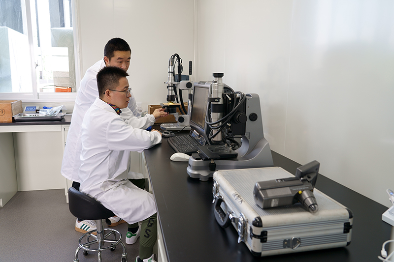 500余件文物出土 三星堆遗址考古取得重要收获_fororder_现场保护实验室显微观察出土文物