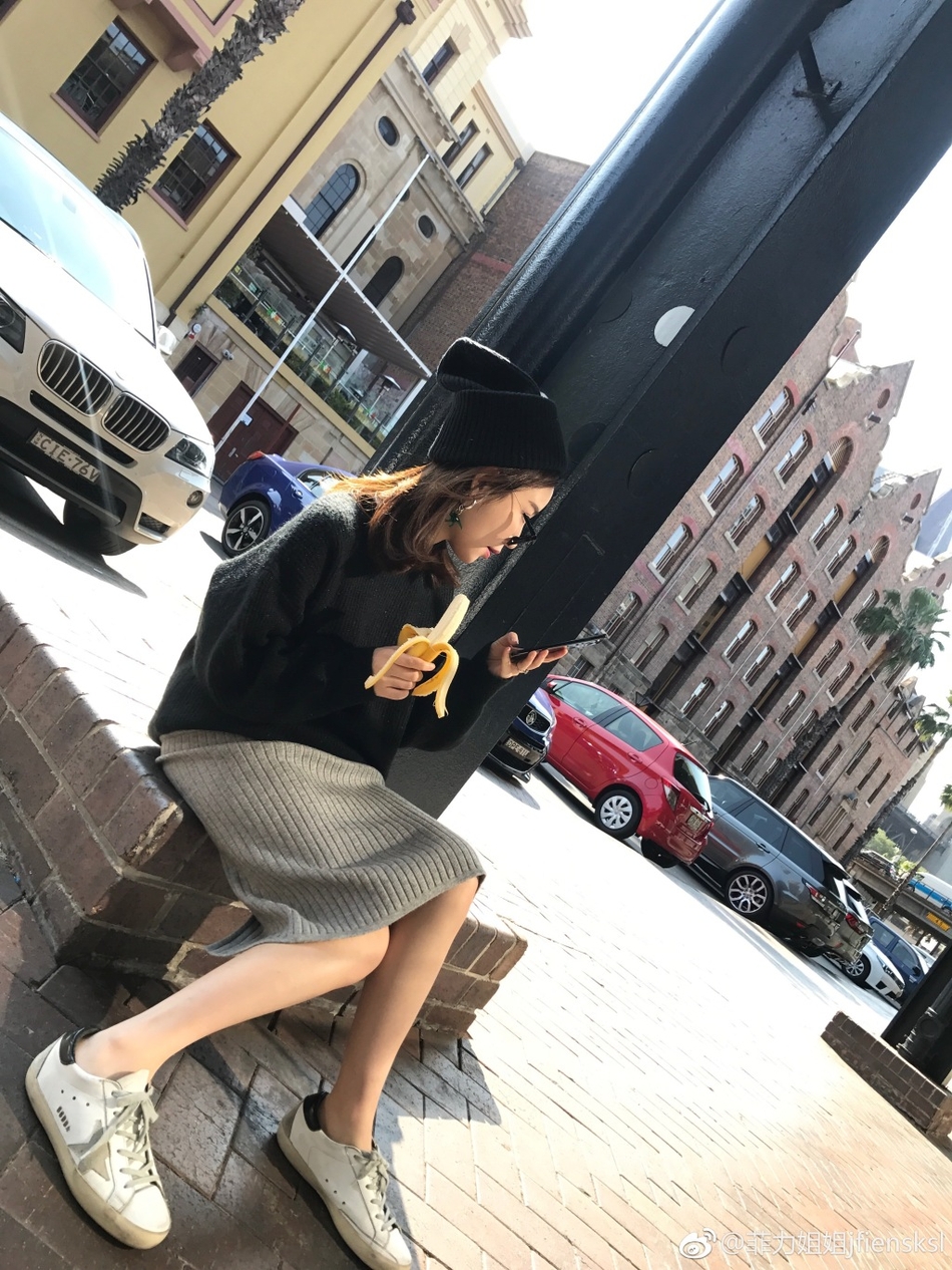 組圖：思聰前女友雪梨澳洲忙拍新品 街頭吃香蕉充饑
