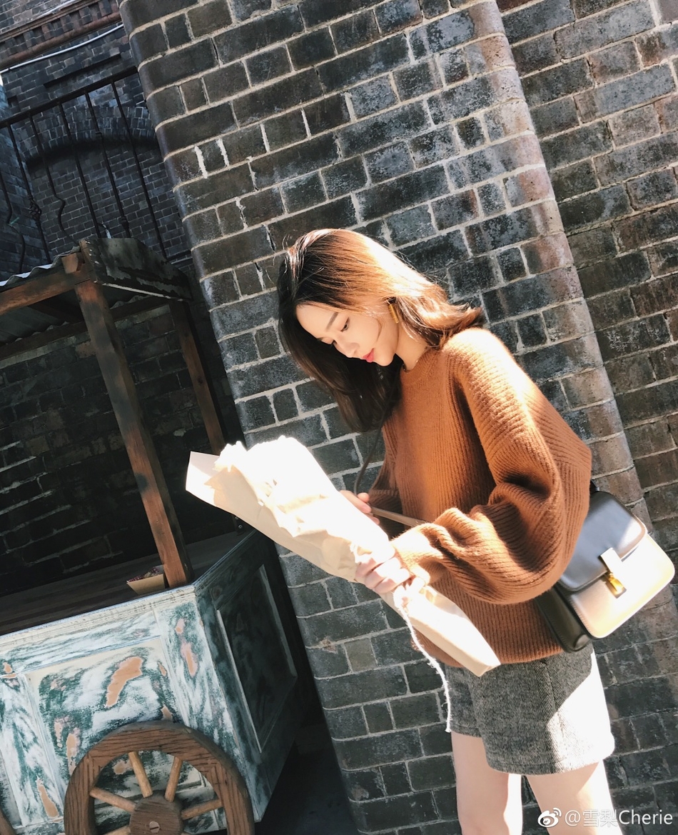 組圖：思聰前女友雪梨澳洲忙拍新品 街頭吃香蕉充饑