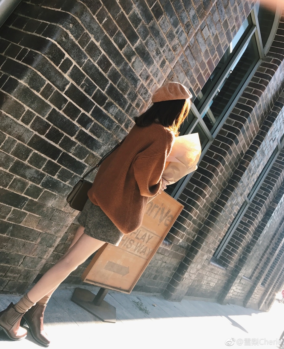 組圖：思聰前女友雪梨澳洲忙拍新品 街頭吃香蕉充饑