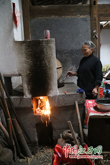 正能量：父母去世 少年用6年替父还债