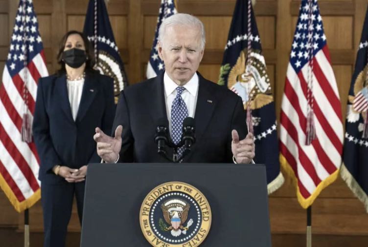 拜登和哈里斯(后)在亚特兰大埃默里大学参加相关活动