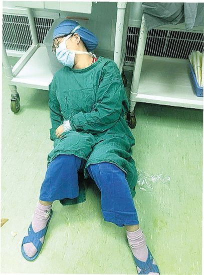 为抢救断指一站16个小时 女医生累瘫手术台旁