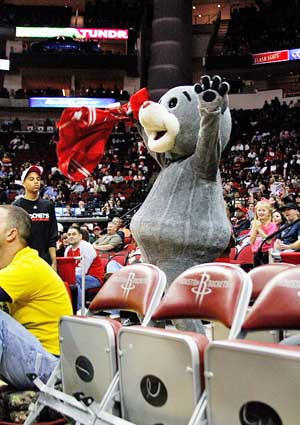 奇葩招数干扰罚球：性感女郎色诱 凤姐憨豆登场