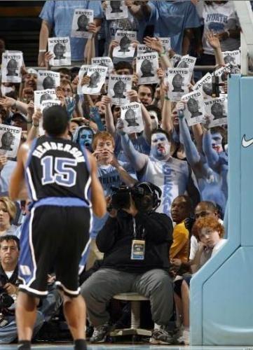 奇葩招数干扰罚球：性感女郎色诱 凤姐憨豆登场