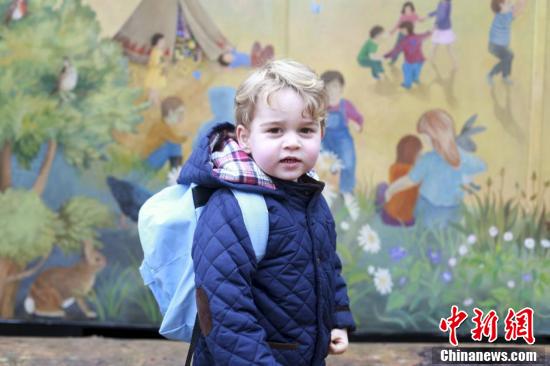 英国乔治王子上幼儿园首日 凯特王妃亲拍萌照