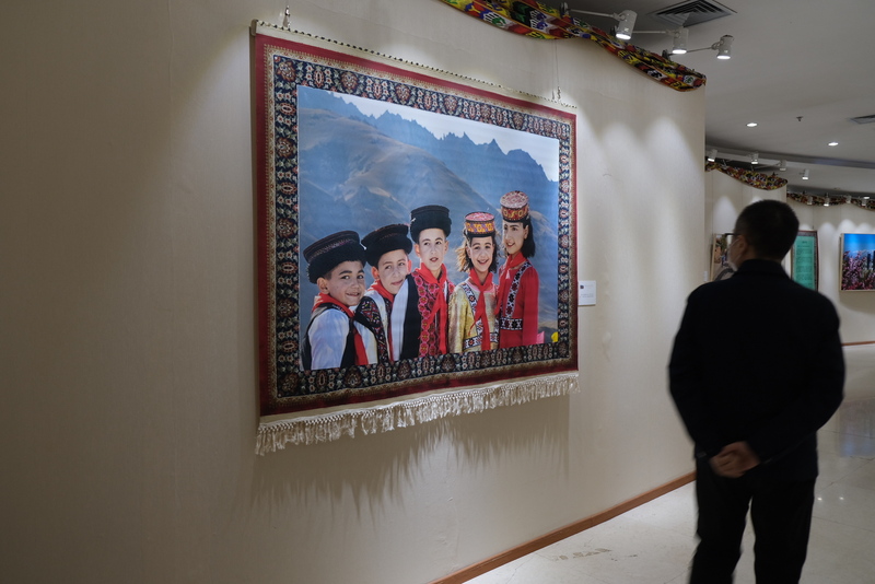 An gabatar da bikin nune-nunen hotuna mai taken “Jama’ar yankin Xinjiang na jin dadin zaman rayuwarsu” a nan Beijing_fororder___172.100.100.3_temp_9500049_1_9500049_1_1_7a9ef8b8-b874-49bf-9b57-c6266be3a602