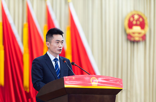 会上,自流井区委副书记,区长向军向大会作《政府工作报告》.