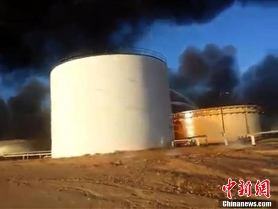 利比亚石油设施遭极端武装袭击后起火