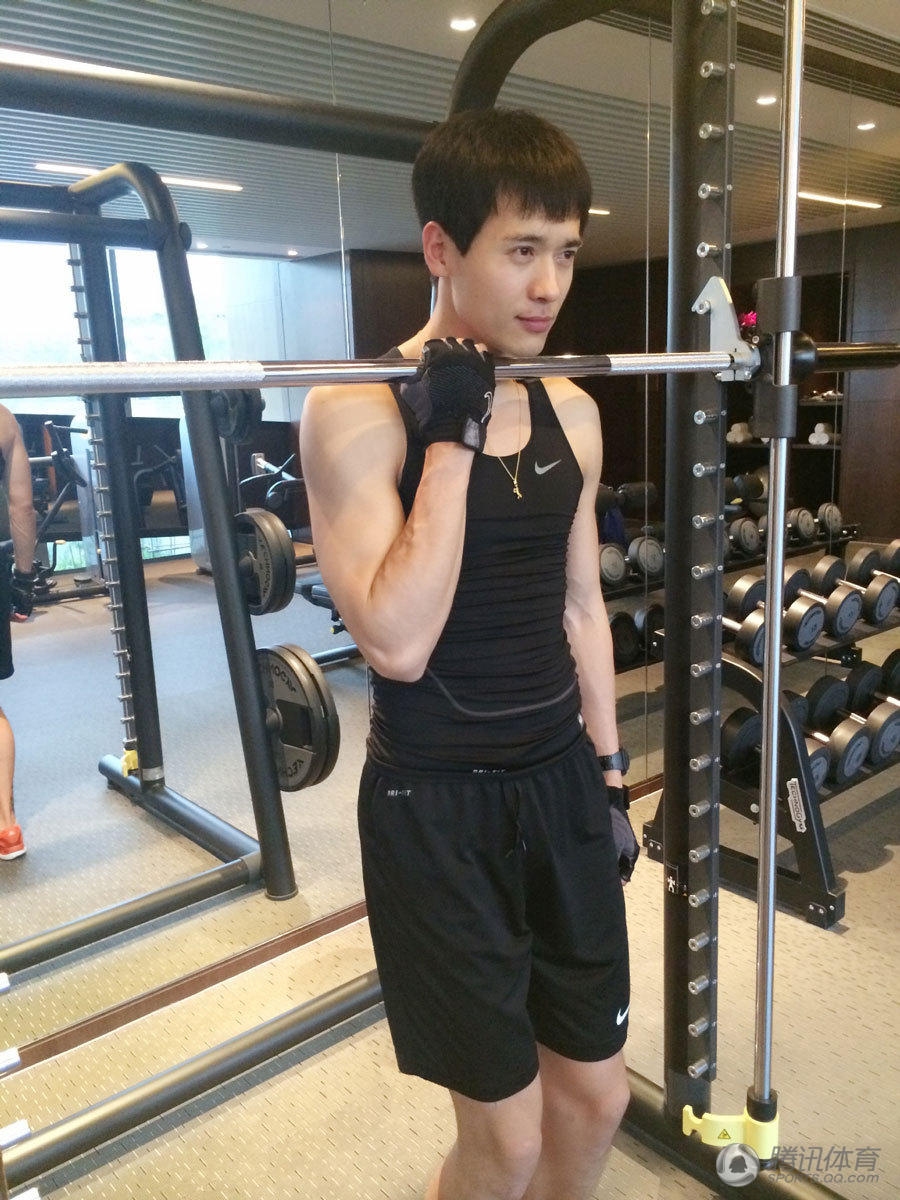 帅气逼人 "义渠王"大秀胸肌惹粉丝尖叫