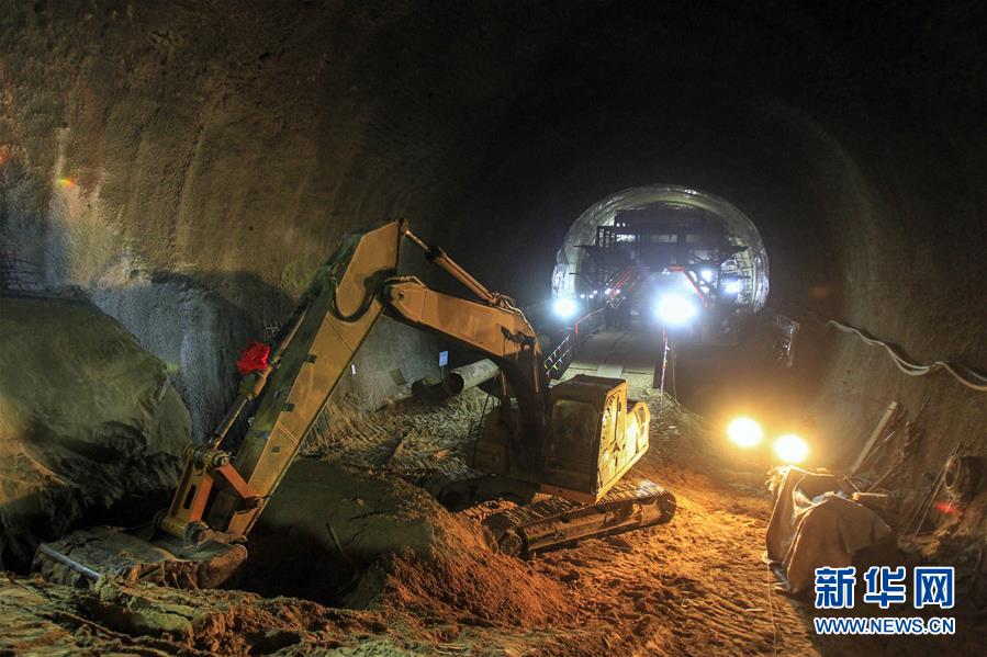 联通陕甘宁的银西高铁全线首座隧道贯通