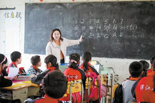 在高高的八尺讲台上度过多少个日日夜夜我都无怨无悔只要能给这些大山