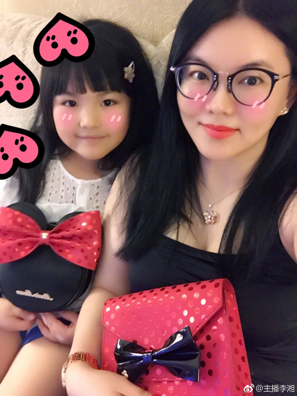 购入了不少周边产品,母女俩一人怀里抱一个米妮的包包