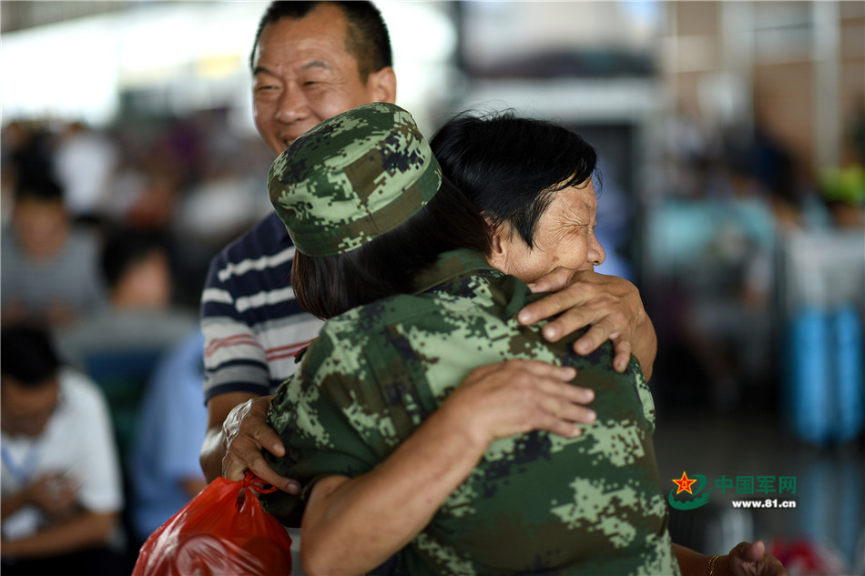 感动！兵哥坐地上等高铁 排长队礼让旅客