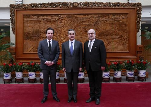 外交部長王毅會見敘利亞反對派“全國聯盟”主席