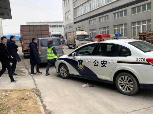 武汉、天门警方捣毁一制售假冒“随便果”窝点