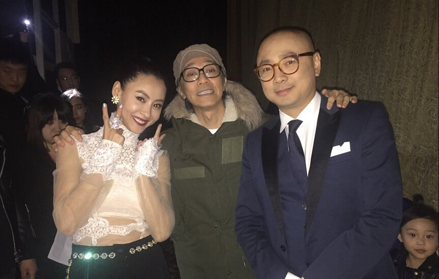 周星驰张柏芝时隔多年再次合影 却被小甜馨抢镜了|周星驰| 张柏芝