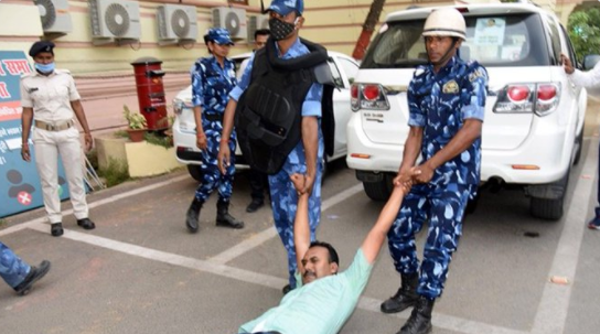 印度议会爆发混乱：议员打成一团 防暴警察将人拖出大厅