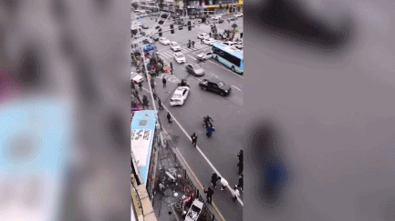 江西南昌一公交车连撞数车后冲上人行道 致数人受伤