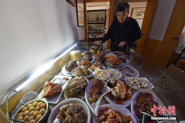 老人擺石頭宴 色澤酷似食物