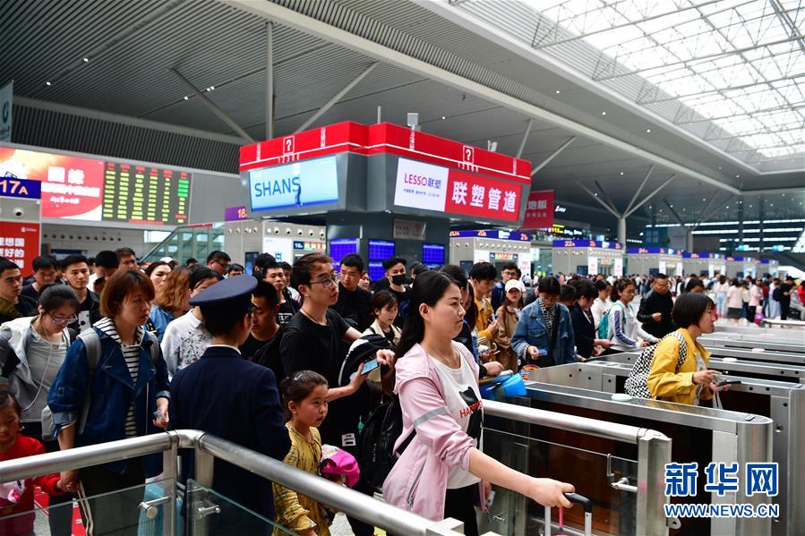 鄭州東站迎來“五一”假期返程高峰