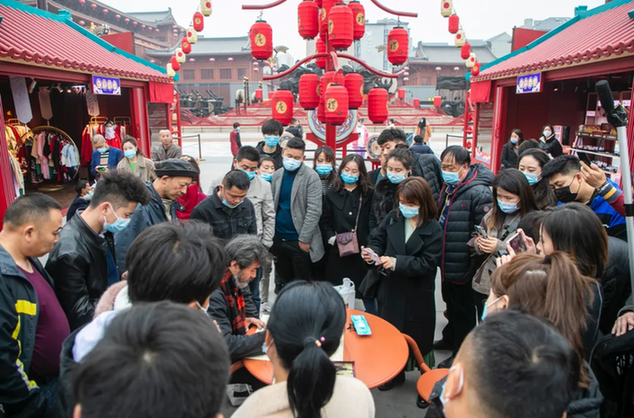 民间手艺人“扇子哥”来大唐不夜城了