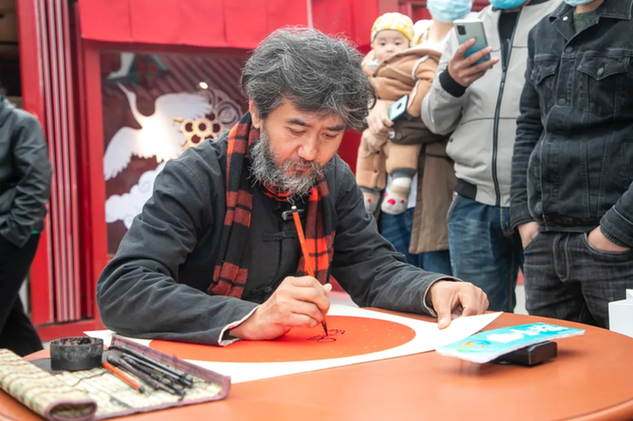 民间手艺人“扇子哥”来大唐不夜城了