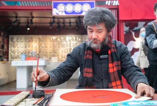 民间手艺人“扇子哥”来大唐不夜城了