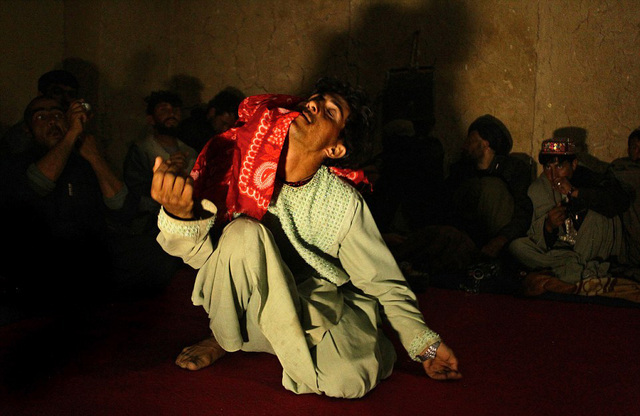 揭秘阿富汗舞童悲惨生活 男孩沦为性奴遭虐待(高清组图)