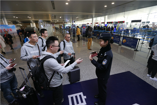 （原创 本网专稿 三吴大地南京 移动版）南京出入境边防检查站民警范一：守好国门第一道防线（条目标题）范一：守好国门第一道防线