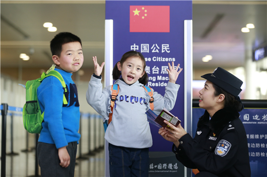 （原创 本网专稿 三吴大地南京 移动版）南京出入境边防检查站民警范一：守好国门第一道防线（条目标题）范一：守好国门第一道防线