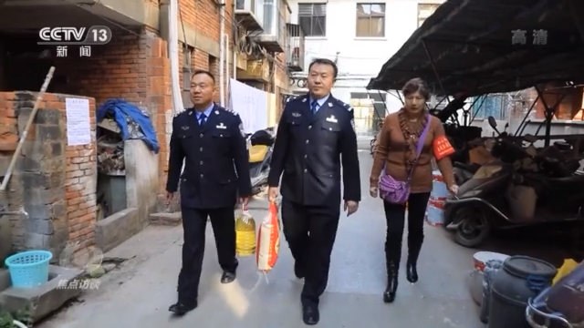 焦点访谈丨用实际行动诠释新时代的雷锋精神