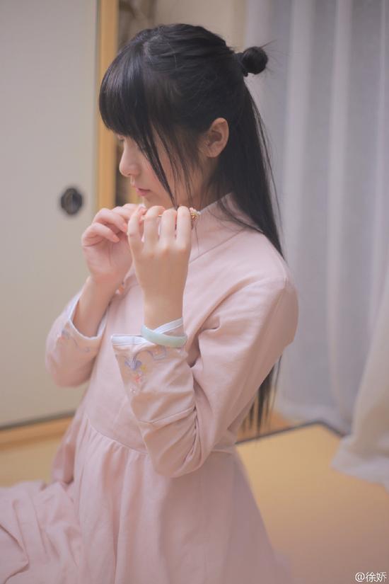 徐娇晒照着粉色裙装 低头沉思侧颜温婉