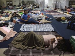 墨西哥地震救灾持续 灾民体育馆内避难