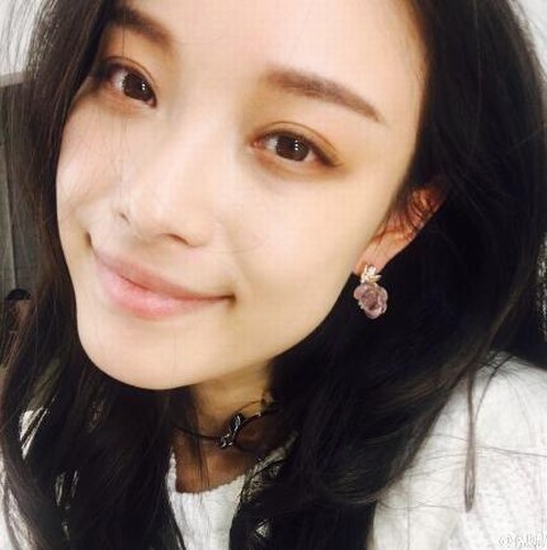倪妮晒淡妆美照 头发散乱露精致耳钉