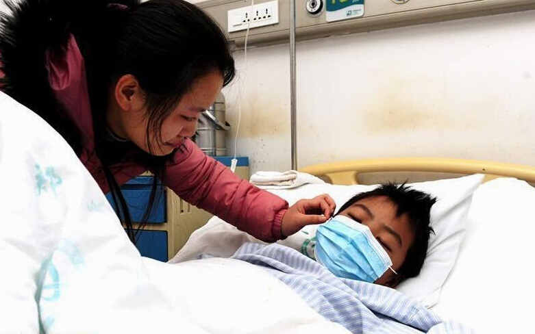 近日,19岁河南女孩李婉君在郑州街头卖剪纸救弟弟的事迹走红网络.
