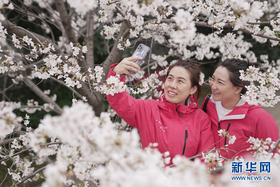 Pahlawan Medis Lawan Covid-19 Kunjungi Universitas Wuhan_fororder_ww1