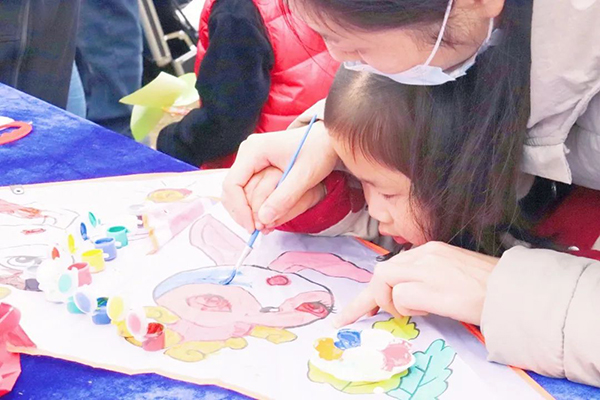 千亩花海地道美食 成都郫都区三道堰街道青杠树村油菜花节启幕_fororder_游客体验手绘风筝-供图-郫都区委宣传部