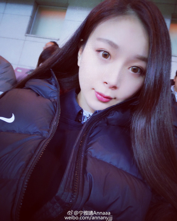 疑似郑龙女朋友私照曝光 模样清秀身材高挑