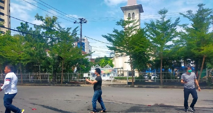 印尼望加锡市一教堂遭自杀式炸弹袭击 1名袭击者死亡另有9人受伤