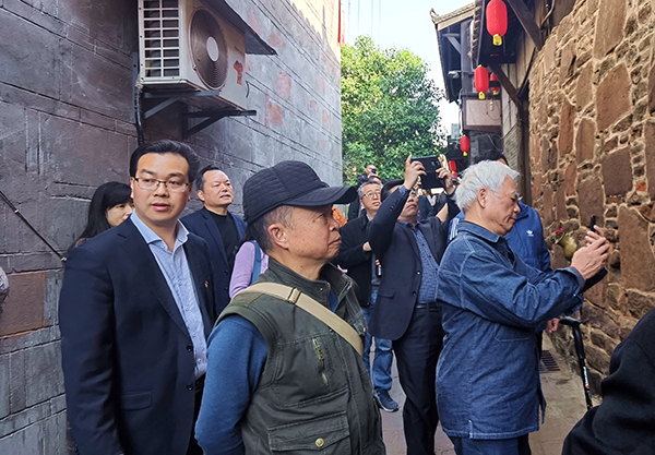 宜宾叙州区：川滇作家横江采风 领略千年古镇魅力_fororder_4、采风现场-摄影-高学兵