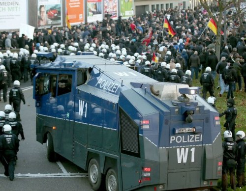 德國科隆發生反移民抗議示威 示威者與警方衝突