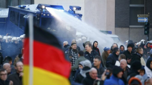 德國科隆發生反移民抗議示威 示威者與警方衝突