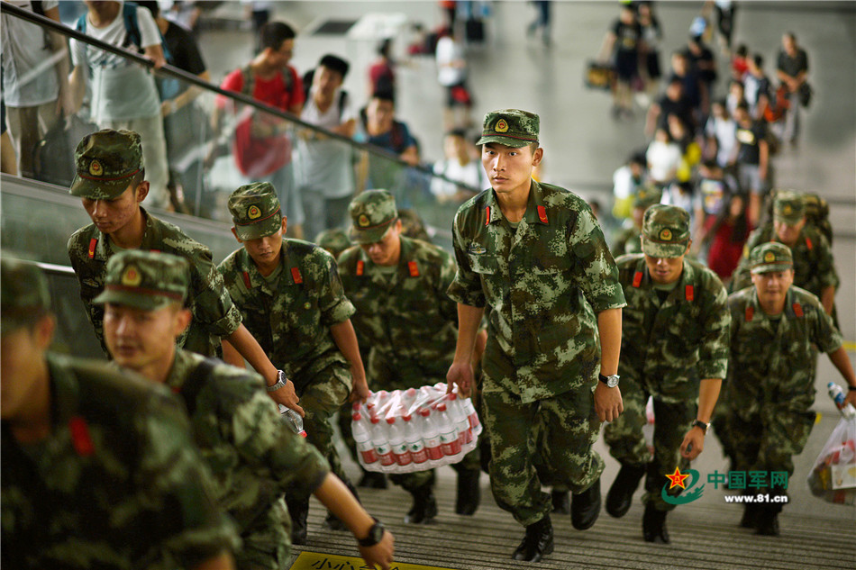 感动兵哥坐地上等高铁排长队礼让旅客组图
