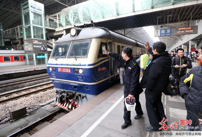 “机车迷”送别南京站最后一趟“绿皮火车”(组图)