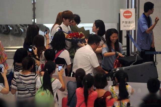 张翰在机场穿拖鞋帮助小孩，却遭网友痛斥素质太差_娱乐_腾讯网