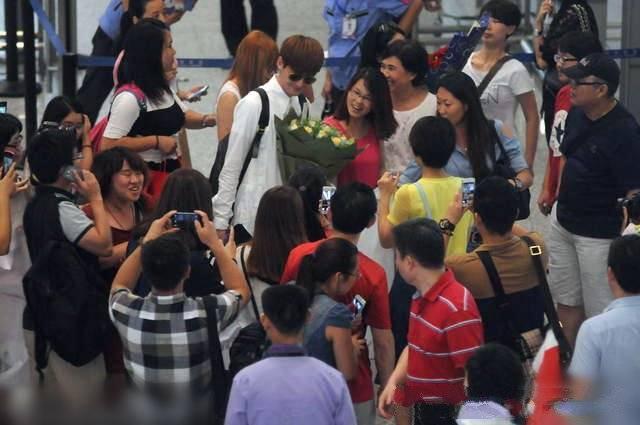 张翰在机场穿拖鞋帮助小孩，却遭网友痛斥素质太差_娱乐_腾讯网